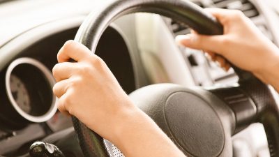 Rüyada araba sürmek ve görmek üzerine duygusal yansımaları, anlamı ve