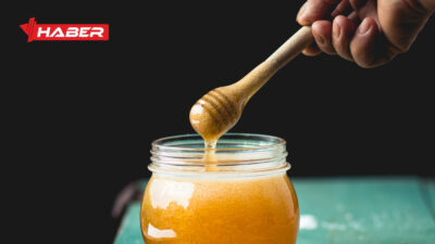 Rüyada bal yemek, bereket, zenginlik ve mutluluğun sembolü. Balın rüya