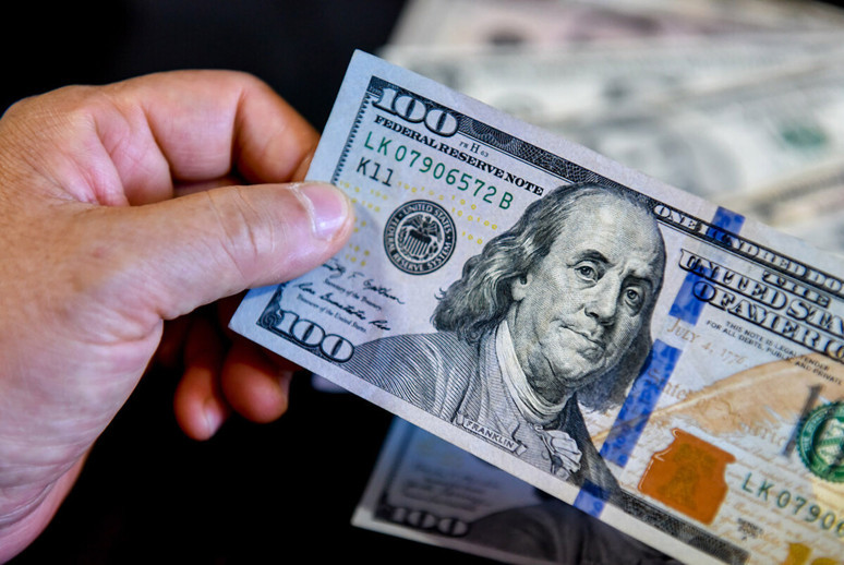 Rüyada dolar görmek, zenginlik, maddi güç ve riskler hakkında farklı