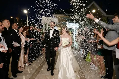 Rüyada düğün görmek, içsel duyguları ve sosyal ilişkileri yansıtır. Düğün