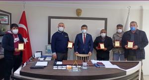 FERHAT YILMAZ’DAN HAYVANSEVERLERE PLAKET