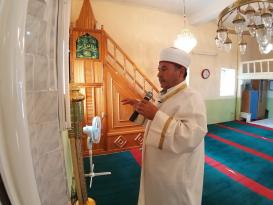 Mengen köyünde, İmam camide vatandaş tarlada dua etti