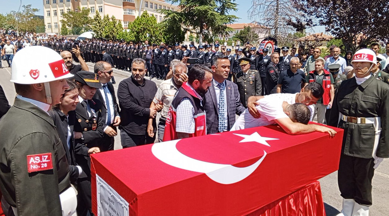 Şehidin yakınları gözyaşı döktü