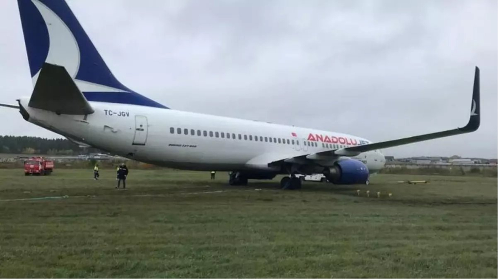 Son Dakika: Hakkari'de AnadoluJet Uçağı Pistten Çıktı!