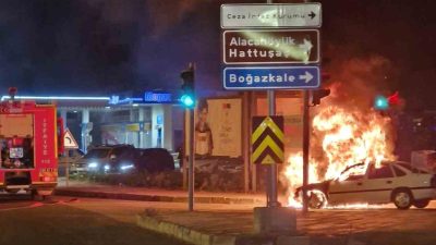 Yozgat’ta seyir halindeki otomobilde yangın çıktı. Yangın itfaiye ekiplerce söndürülürken