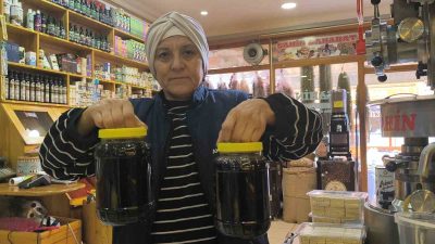 Kırşehir’de vatandaşlar havaların soğumasıyla beraber pekmeze ilgi gösterince aktarlardaki stoklar