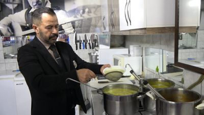 Yozgat’ta ‘kravatlı çorbacı’ olarak da bilinen işletme, çorbalarının lezzeti kadar