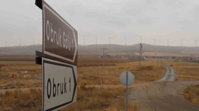 Mucur ilçesine bağlı Obruk köyü muhtarı, köy girişinin karayolu üzerinde