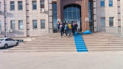 Yerköy İlçe Jandarma Komutanlığı ekipleri, devriye faaliyeti sırasında şüpheli hareketleriyle