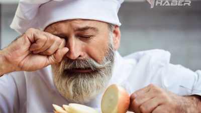 Soğan, mutfakların vazgeçilmez sebzelerinden biridir. Ancak soğan keserken gözlerin yaşarması,