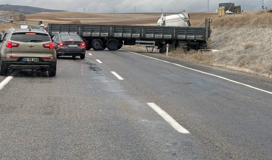 Yoldan çıkan tır trafiği kapadı