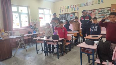 Yerköy İlçe Jandarma Komutanlığı ekipleri, öğrencilerin güvenliğini sağlamak amacıyla sorumluluk