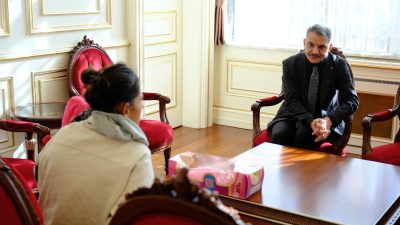 Yozgat Valisi Mehmet Ali Özkan, vatandaşlarla birebir görüşmeler gerçekleştirerek onların