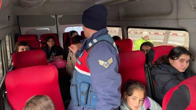 Yozgat’ın Saraykent ilçesinde, öğrenci servis araçlarının güvenliğini sağlamak amacıyla Trafik