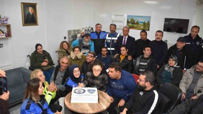 Dünya Engelliler Günü dolayısıyla Kırşehir’de düzenlenen etkinlikte polisler türkü söyledi,