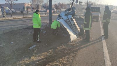Yozgat’ın Sorgun İlçesinde köpeğe çarpıp kontrolden çıkan otomobil takla attı.