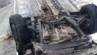 Yozgat’ta yağış nedeniyle kayganlaşan yolda kontrolden çıkan otomobil ters döndü.