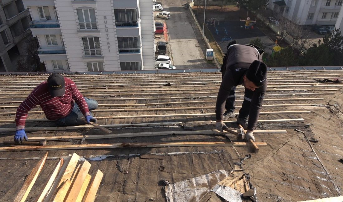 Yozgat’ta çatı aktarması yapan ustalar, günlük 2 bin lira yevmiyeye