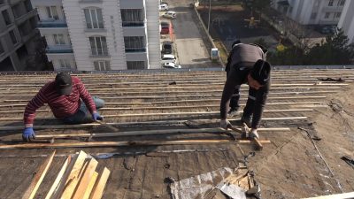 Yozgat’ta çatı aktarması yapan ustalar, günlük 2 bin lira yevmiyeye