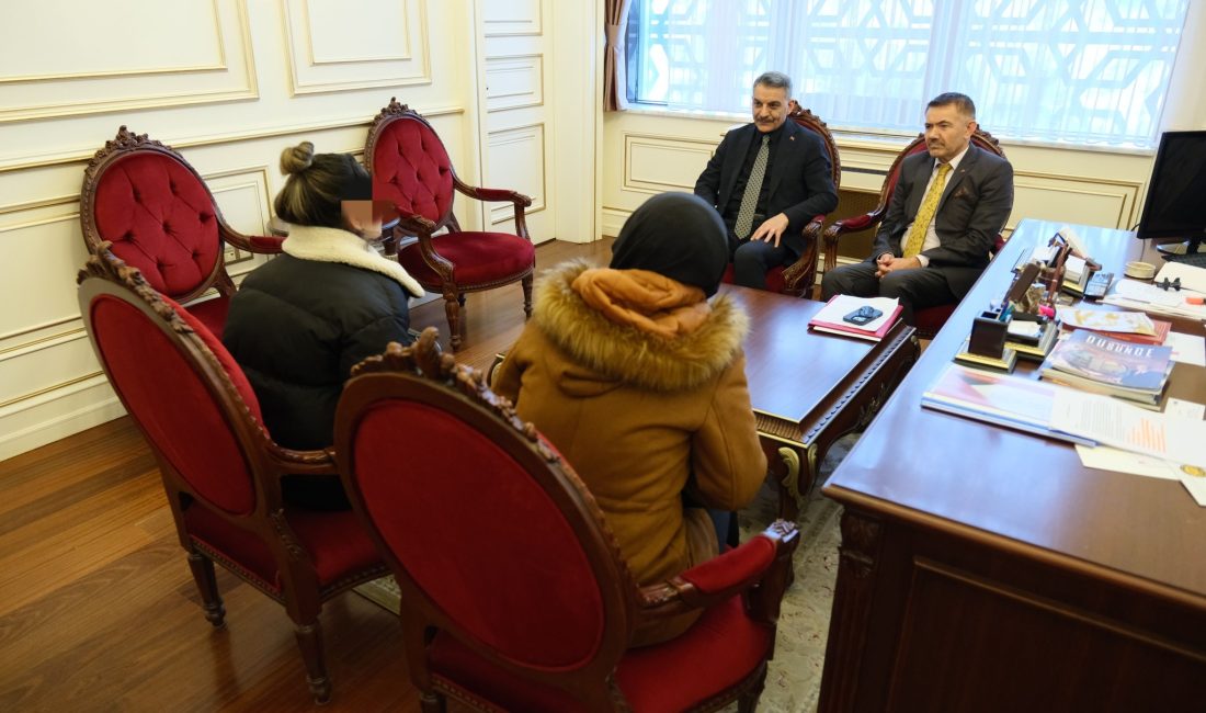 Yozgat Valisi Mehmet Ali Özkan, makamında vatandaşları kabul ederek sorunlarını