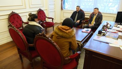 Yozgat Valisi Mehmet Ali Özkan, makamında vatandaşları kabul ederek sorunlarını