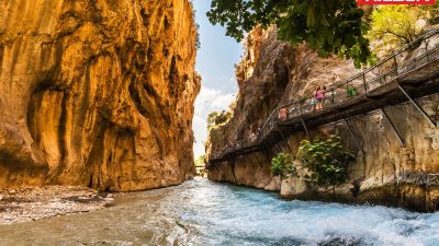 Türkiye’nin en uzun ve etkileyici kanyonlarından biri olan Saklıkent Kanyonu,