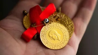 Altın yatırımcıları, fiyatlarda yeni rekorlar beklerken piyasalarda dalgalanmalar sürüyor. Özellikle