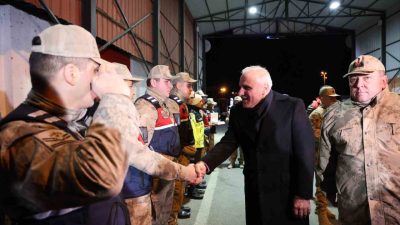 Diyarbakır Valisi Murat Zorluoğlu, yeni yıl münasebetiyle güvenlik güçlerini ziyaret