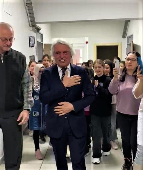 Samsun’da yaş haddinden emekliye ayrılan bir öğretmene torunu ve yüzlerce