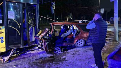 Eyüpsultan’da İETT otobüsü ile Tofaş otomobilin kafa kafaya çarpıştığı kazada