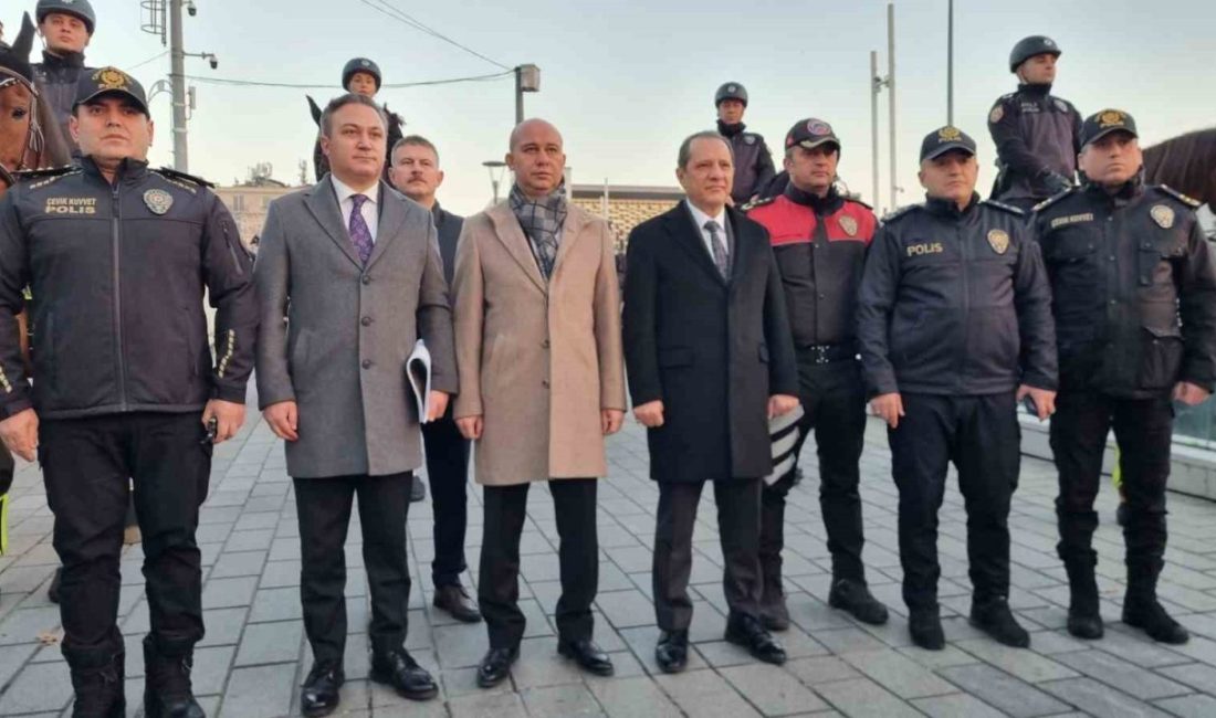 İstanbul İl Emniyet Müdürü Yıldız, Taksim Meydanı’nda görevli polis ekiplerini ziyaret etti İstanbul İl Emniyet Müdürü