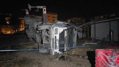 Karabük’te vincin devrilmesi sonucu meydana gelen kazada operatör yaralandı. Olay