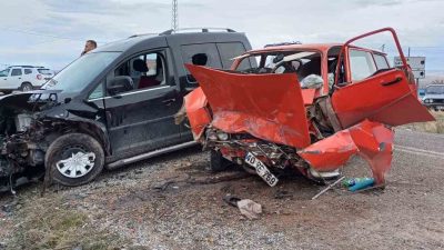 Mucur ilçesinde otomobil ve hafif ticari aracın çarpışması sonucu meydana