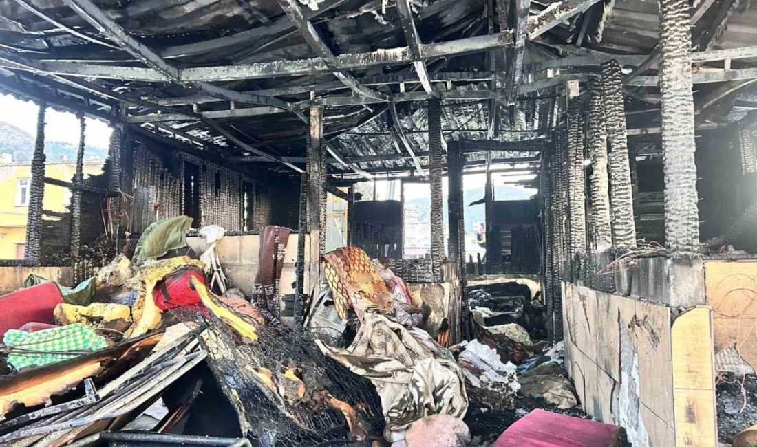 Hatay’da alevlere teslim olan müstakil evin çatkı katı kullanılmaz hale