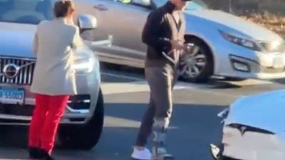 Bir trafik kazasında Tesla ve Volvo marka araçlar kafa kafaya