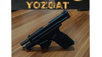 Yerköy ilçesinde yapılan uygulamada polis ekipleri, yasa dışı silah taşımaya