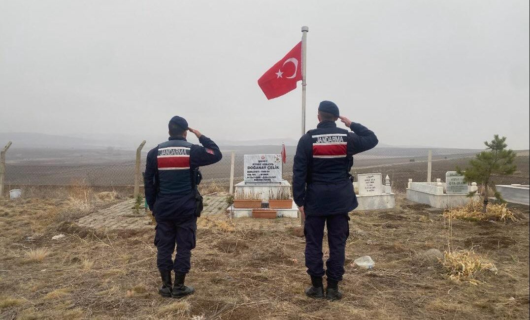 Yerköy İlçe Jandarma Komutanlığı ekipleri,  sorumluluk sahalarındaki şehit kabristanlarında bakım