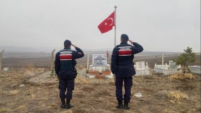 Yerköy İlçe Jandarma Komutanlığı ekipleri,  sorumluluk sahalarındaki şehit kabristanlarında bakım