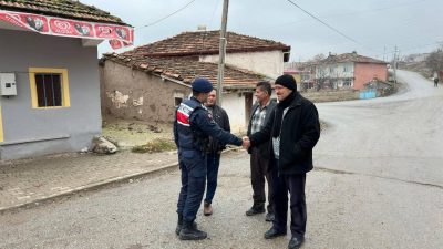 Yozgat İl Jandarma Komutanlığı, toplum destekli faaliyetler kapsamında vatandaşları bilgilendirmeye