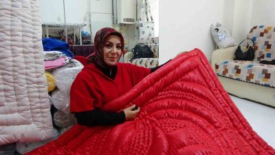 Yozgat’ın Sorgun ilçesinde yaşayan Gülsüm İncekara, annesinden öğrendiği yorgancılığı, kendi