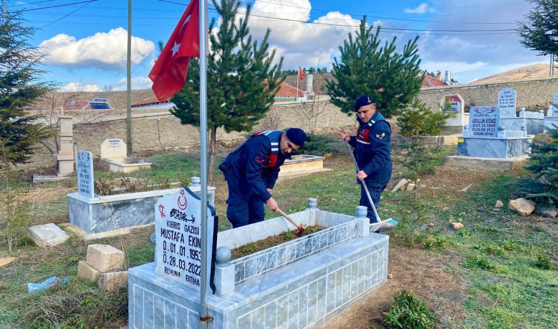 Yozgat İl Jandarma Komutanlığı ekipleri, şehit kabristanlarında temizlik ve bakım