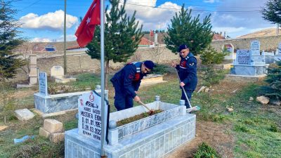 Yozgat İl Jandarma Komutanlığı ekipleri, şehit kabristanlarında temizlik ve bakım