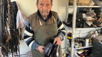 Denizli Buldan’ın 70 yaşındaki ayakkabı tamircisi, 4 metrekarelik alanda 57