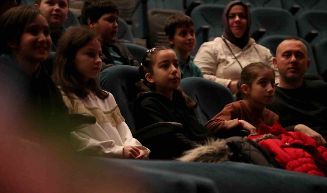 Sakarya Büyükşehir Belediyesi'nin düzenlediği "Karga ile Ayı" oyunu, çocukların katılımıyla