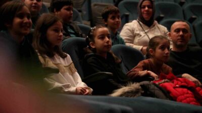 Sakarya Büyükşehir Belediyesi'nin düzenlediği "Karga ile Ayı" oyunu, çocukların katılımıyla
