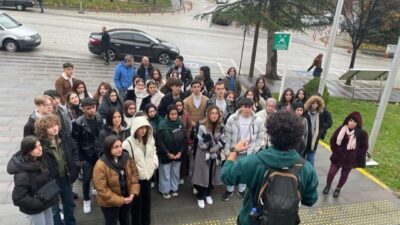 Anadolu Üniversitesi, aday öğrenciler için kampüs turları düzenliyor. Gezilerde rehberler