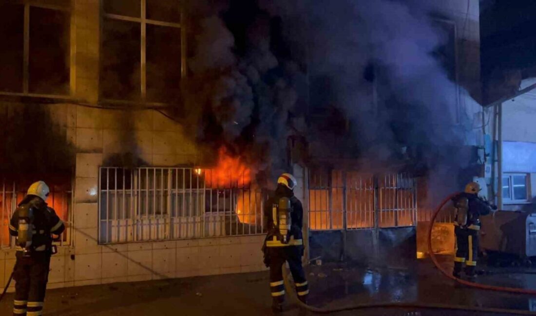 Bursa'da Altınova Mahallesi'nde bulunan 3 katlı tekstil atölyesinde çıkan yangın,