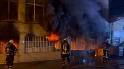 Bursa'da Altınova Mahallesi'nde bulunan 3 katlı tekstil atölyesinde çıkan yangın,