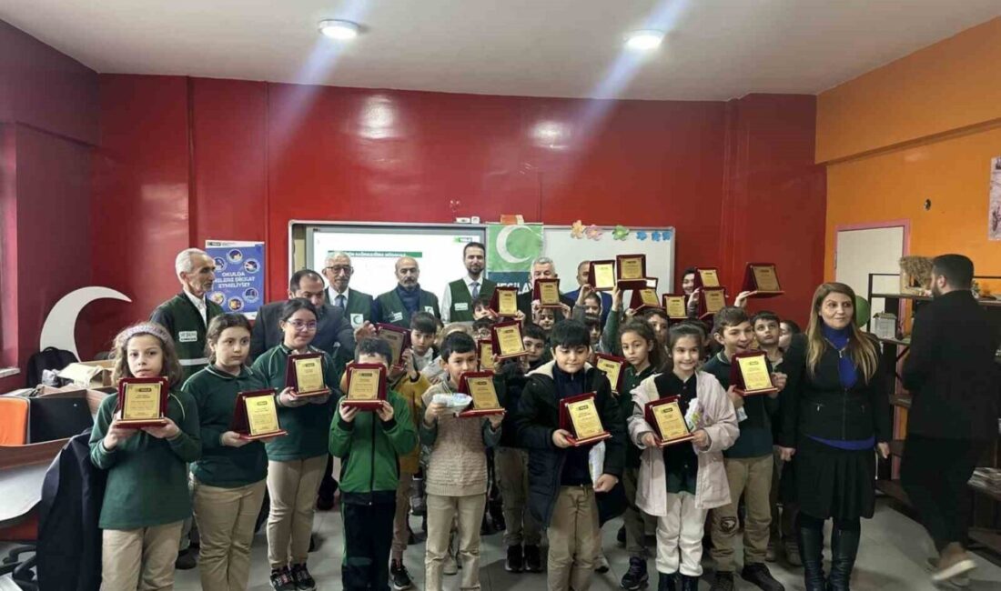 34 öğrenci ailesine sigara bıraktırdı Düzce'nin Kaynaşlı ilçesinde öğrenciler,