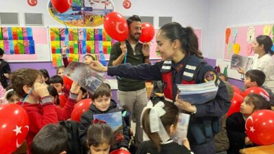 Geyve ilçesindeki Şehit Recep Demir İlköğretim Okulu öğrencilerine jandarma mesleği